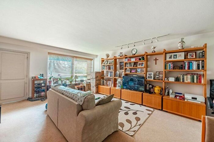 2 Bedroom Maisonette To Rent In Gleneagles, Stanmore, HA7