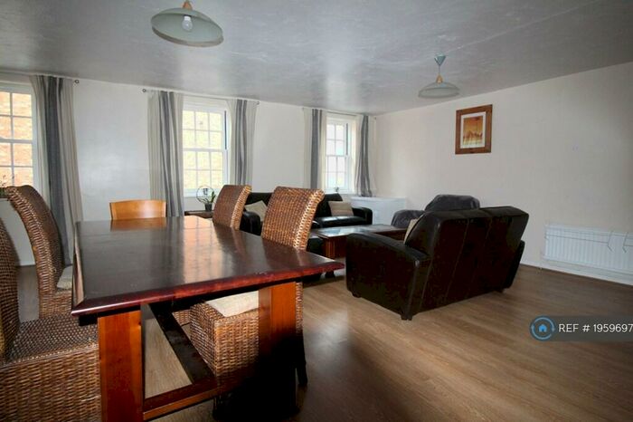 4 Bedroom Flat To Rent In Market Place, Howden, DN14