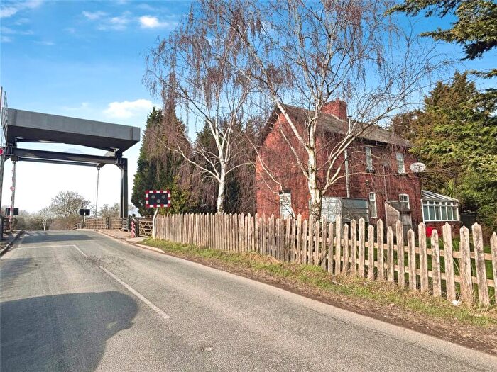 3 Bedroom Detached House For Sale In Kirkhouse Green, Doncaster, DN7