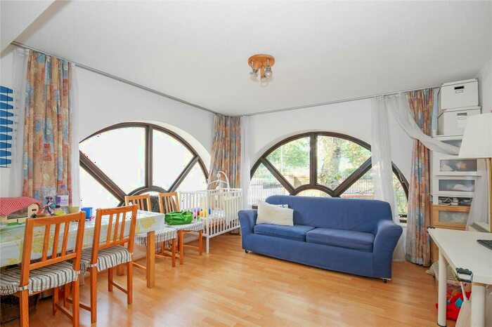 1 Bedroom Apartment To Rent In Brunswick Quay, London, SE16