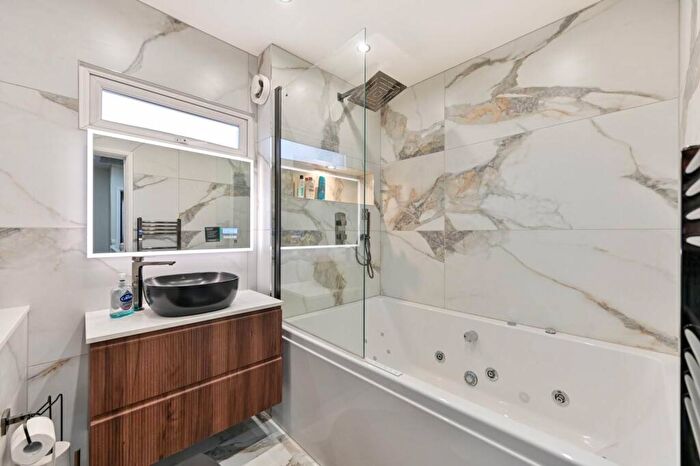 5 Bedroom End Of Terrace House For Sale In Humber Way, Langley, Slough, SL3