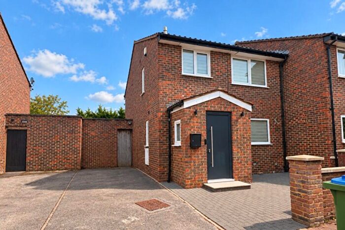 3 Bedroom End Of Terrace House To Rent In Walton-on-thames, Surrey, KT12