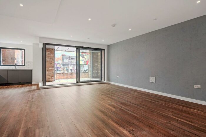 3 Bedroom Apartment To Rent In Wallis Road, London, E9