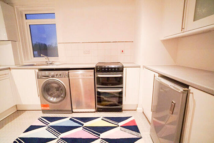 2 Bedroom Flat To Rent In Quarry Close, Chester, Cheshire, CH4