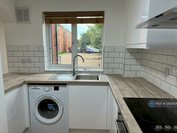 1 Bedroom Flat To Rent In Express Drive, Ilford, IG3
