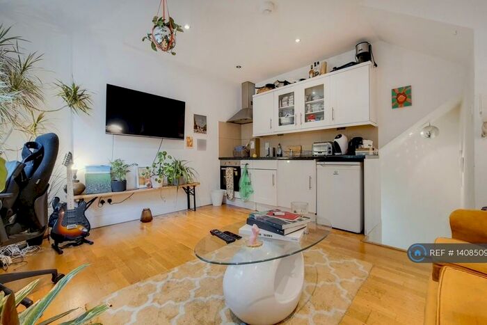 2 Bedroom Flat To Rent In Kingsland Road, London, E8