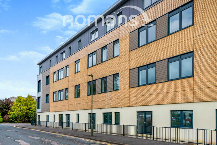 2 Bedroom Flat To Rent In Lyon Way, GU16