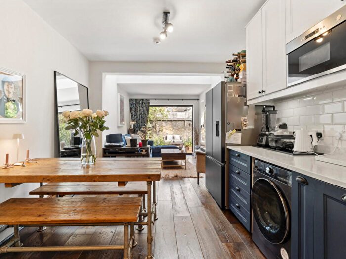 2 Bedroom Flat For Sale In Third Avenue, London, E17