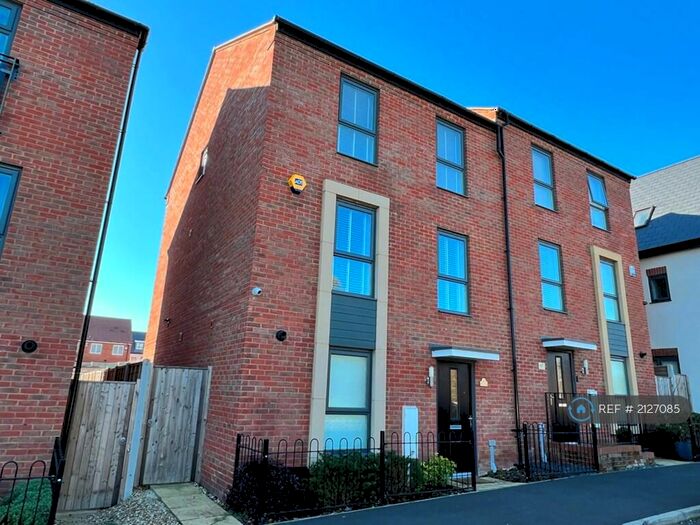 4 Bedroom Terraced House To Rent In Randall Avenue, Whitehouse, Milton Keynes, MK8