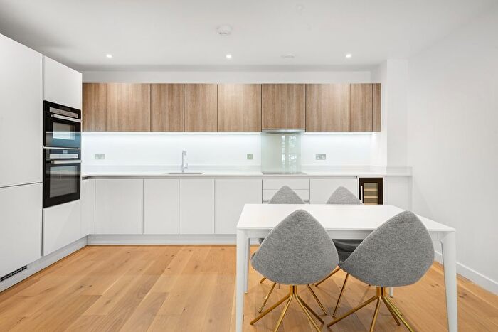 2 Bedroom Flat To Rent In Bradshaw Close, London, Twickenham, TW1