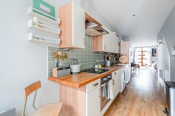2 Bedroom Flat For Sale In Ellingfort Road, E8