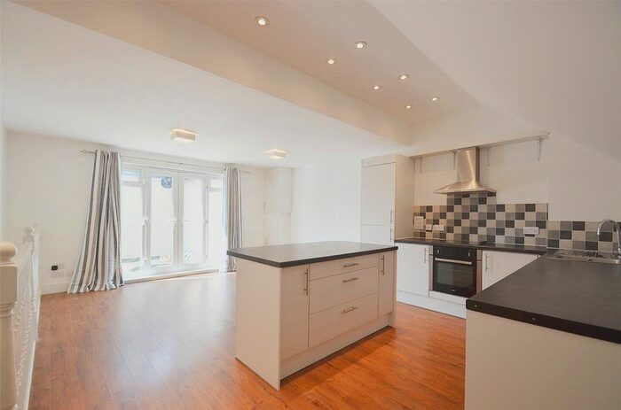 2 Bedroom Flat To Rent In Central Road, Worcester Park, KT4