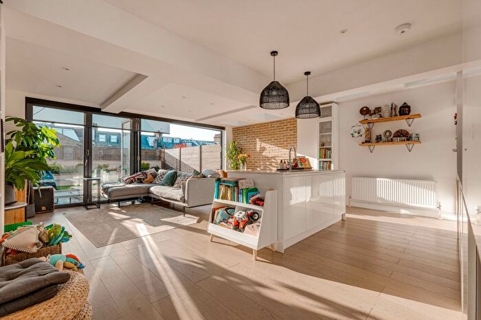 3 Bedroom Flat To Rent In Wix's Lane, Clapham Common, SW4