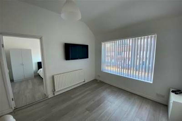 1 Bedroom Flat To Rent In Carr Lane East, L11