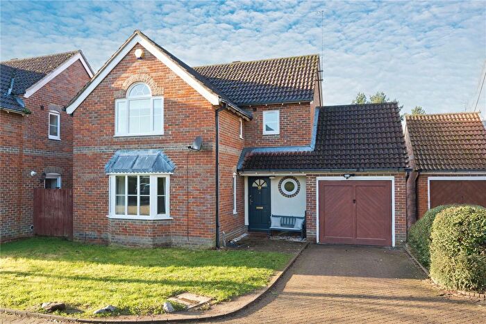 3 Bedroom Detached House To Rent In Staniland Drive, Weybridge, Surrey, KT13