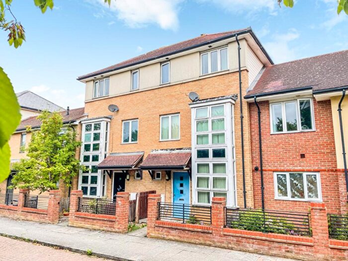 3 Bedroom Town House For Sale In Seaton Grove, Broughton, Milton Keynes, MK10