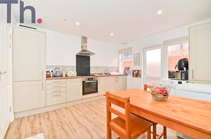 2 Bedroom Flat For Sale In East Cowes, Isle Of Wight, PO32