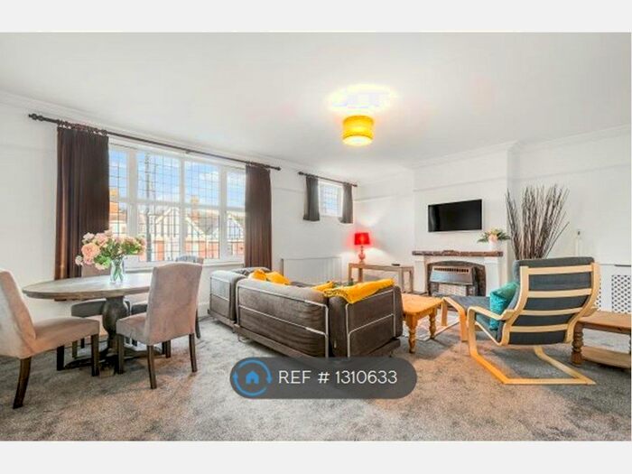 2 Bedroom Flat To Rent In High Street, Haslemere, GU27