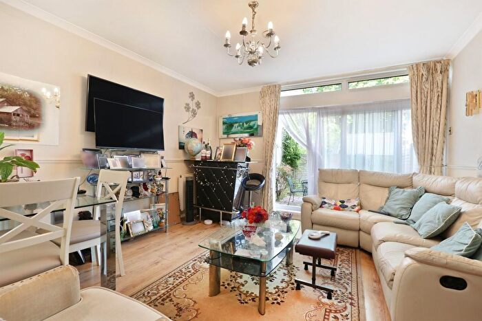 2 Bedroom Flat For Sale In Cedars Road, London, SW4