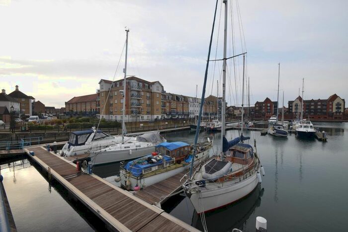 2 Bedroom Flat To Rent In The Piazza, Eastbourne BN23