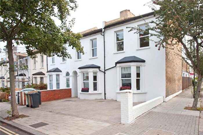 4 Bedroom End Of Terrace House For Sale In Cambria Road, London, SE5