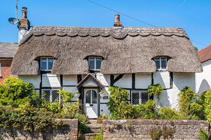 4 Bedroom Detached House For Sale In London Road, Holybourne, Alton, Hampshire, GU34