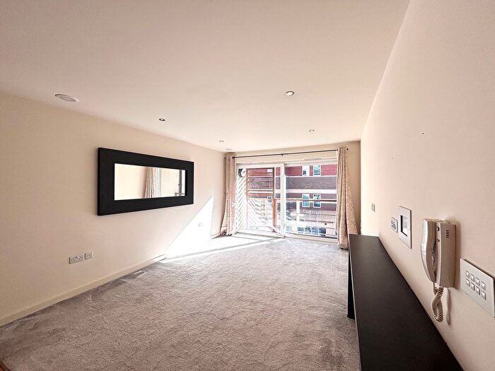 2 Bedroom Flat To Rent In Dock Street, Hull, HU1