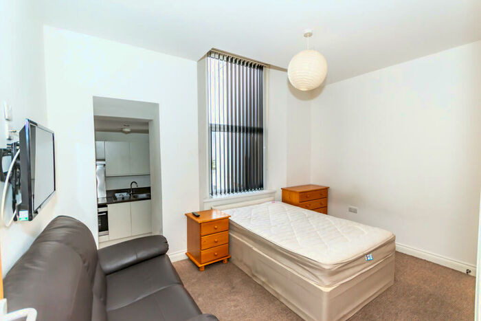 Studio To Rent In Whitefield Terrace Flat, PL4