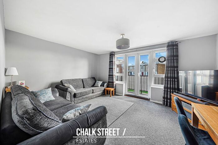 3 Bedroom Maisonette For Sale In Victor Close, Hornchurch, RM12