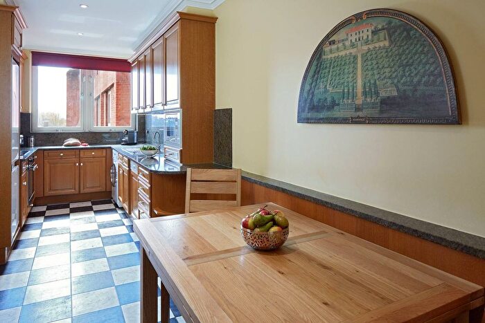 2 Bedroom Flat To Rent In Cheval Thorney Court, Kensington, London, W8