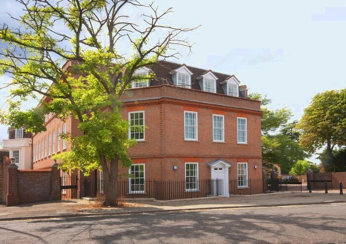 2 Bedroom Flat To Rent In Church Close, Church Street, Epsom, KT17