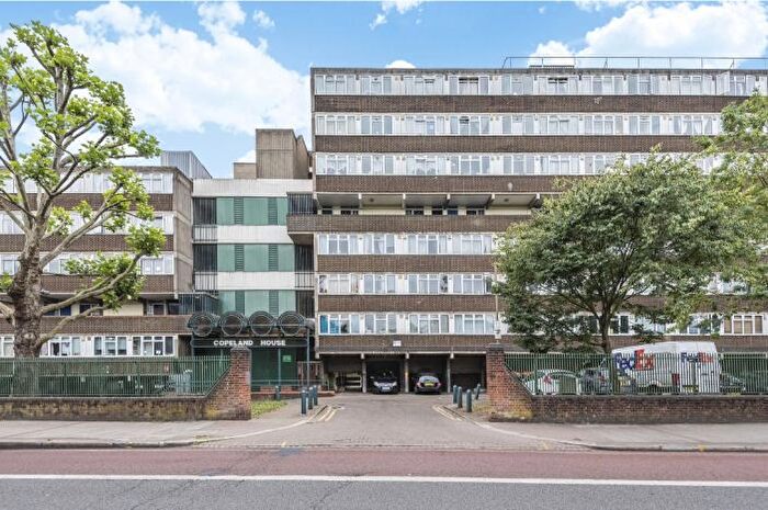 3 Bedroom Flat To Rent In Garratt Lane, London, SW17