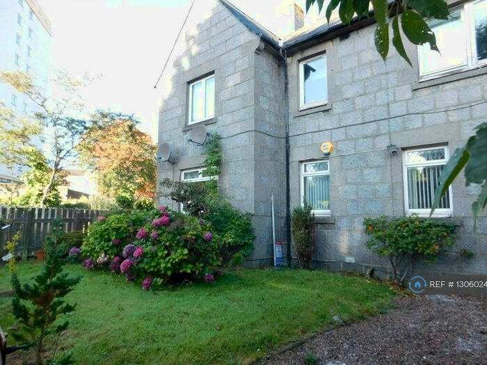 3 Bedroom Flat To Rent In Ground Floor, Aberdeen, AB16