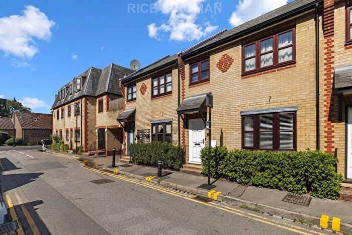 1 Bedroom Maisonette For Sale In Castleview House, Windsor, SL4