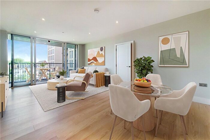 3 Bedroom Flat To Rent In Greyhound Parade, Wimbledon Grounds, London, SW17