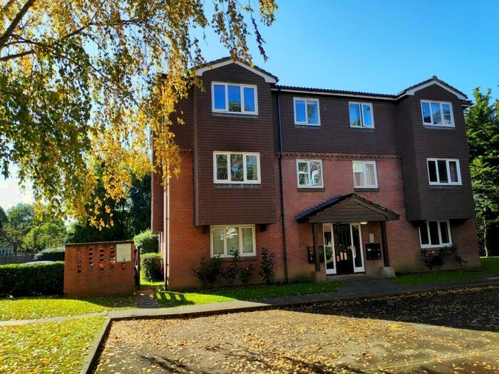 Flat To Rent In Lynwood Road, Redhill, RH1