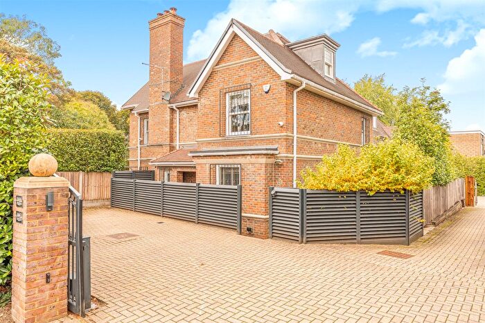 5 Bedroom Detached House For Sale In Pinner Road, Watford, Hertfordshire, WD19