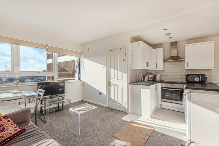 Studio To Rent In Park House, - Seven Sisters Road, Finsbury Park, London, N4