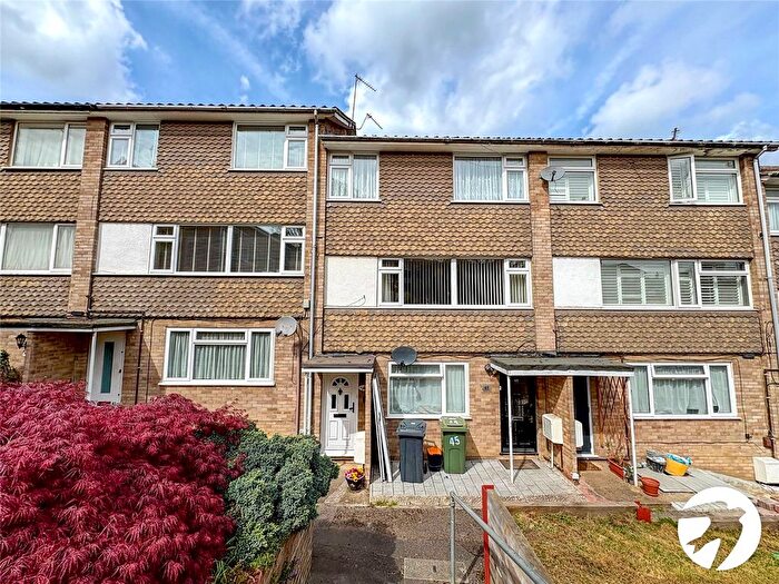 3 Bedroom Maisonette For Sale In Dixon Close, Maidstone, Kent, ME15