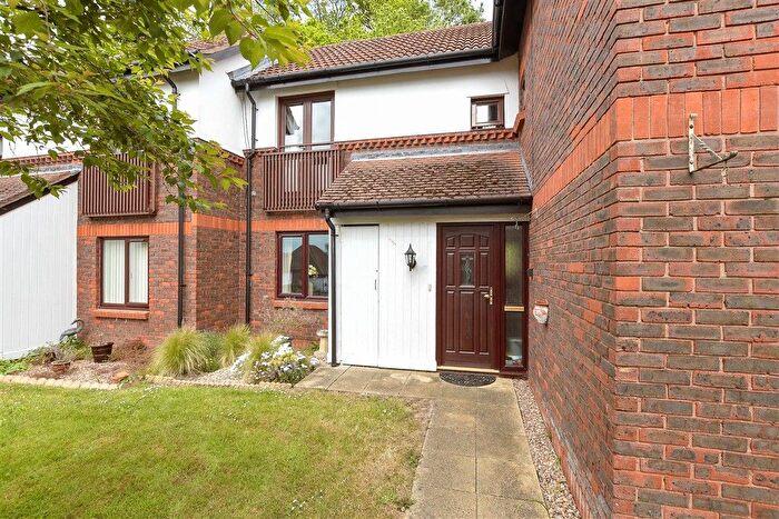 2 Bedroom Maisonette For Sale In Bramble Close, Redhill, Surrey, RH1