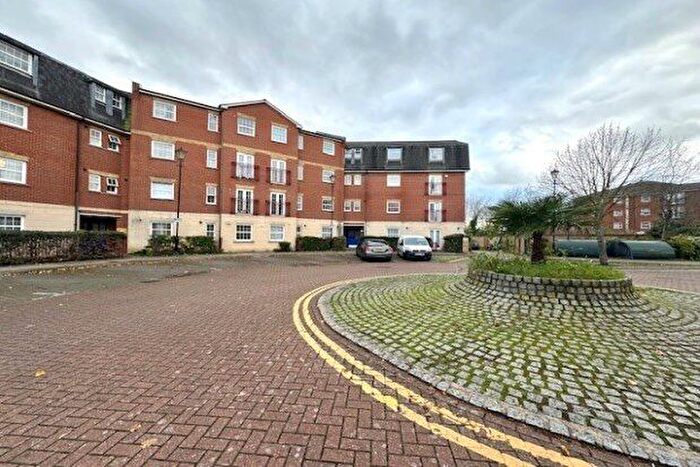 3 Bedroom Flat To Rent In Queensberry Place, London, E12