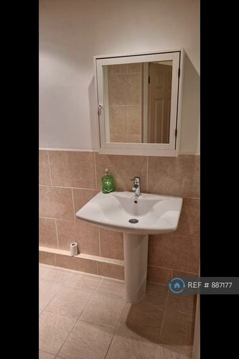 2 Bedroom Flat To Rent In Chaucer House Bells Hill, London, EN5