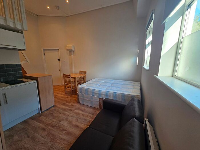 Studio To Rent In Blythe Road, Sheperds Bush, London, W14