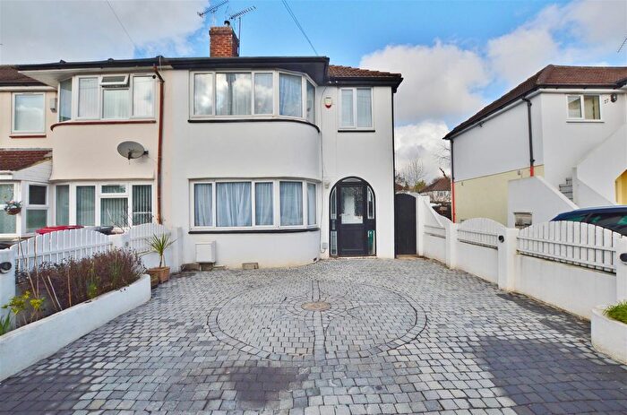 3 Bedroom End Terrace House For Sale In Cornwall Avenue, Slough, Slough, SL2