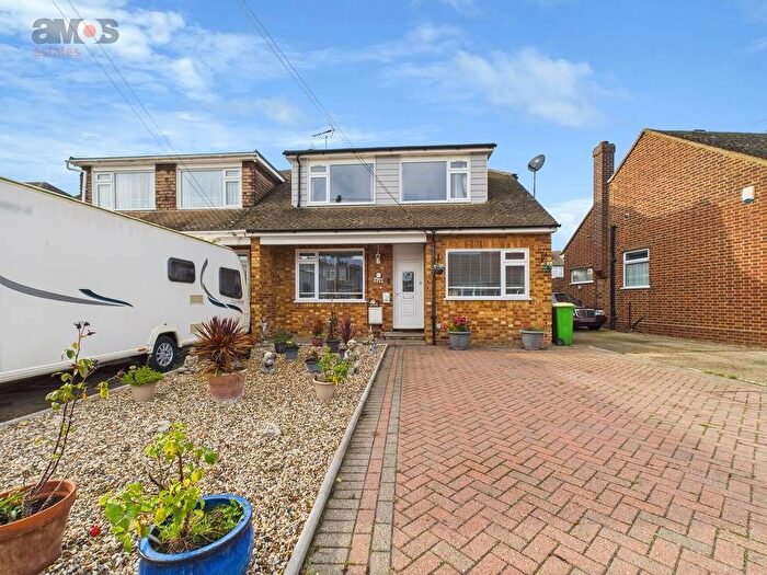 3 Bedroom Chalet For Sale In Mansted Gardens, Rochford, Essex, SS4
