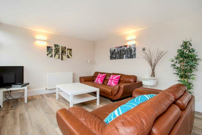 2 Bedroom Flat To Rent In Mountbatten Square Windsor, SL4