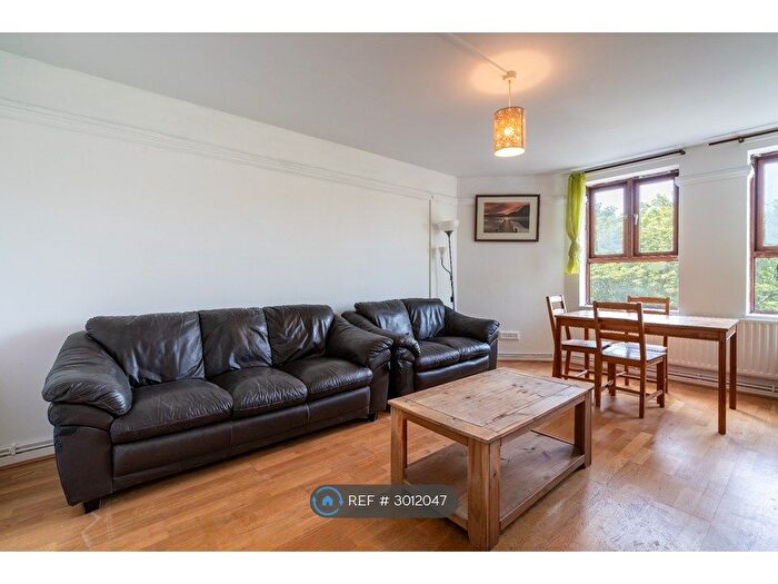 2 Bedroom Flat To Rent In Kintyre Court, London, SW2
