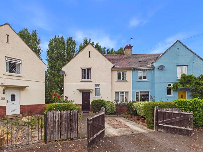 3 Bedroom Semi-Detached House For Sale In Deans Way, Gloucester, GL1