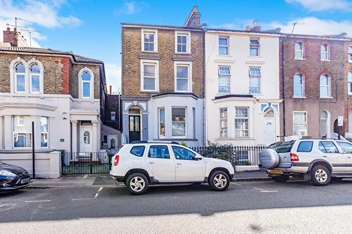 1 Bedroom Flat To Rent In Darnley Street, Gravesend, Kent, DA11