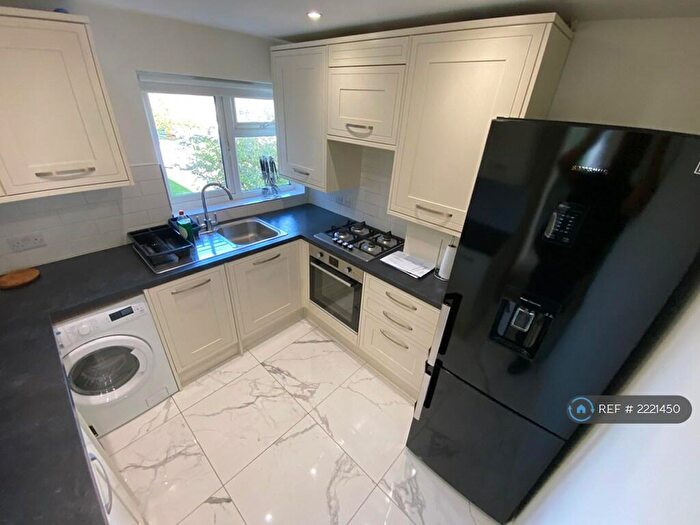 2 Bedroom Flat To Rent In Coppetts Road, London, N10